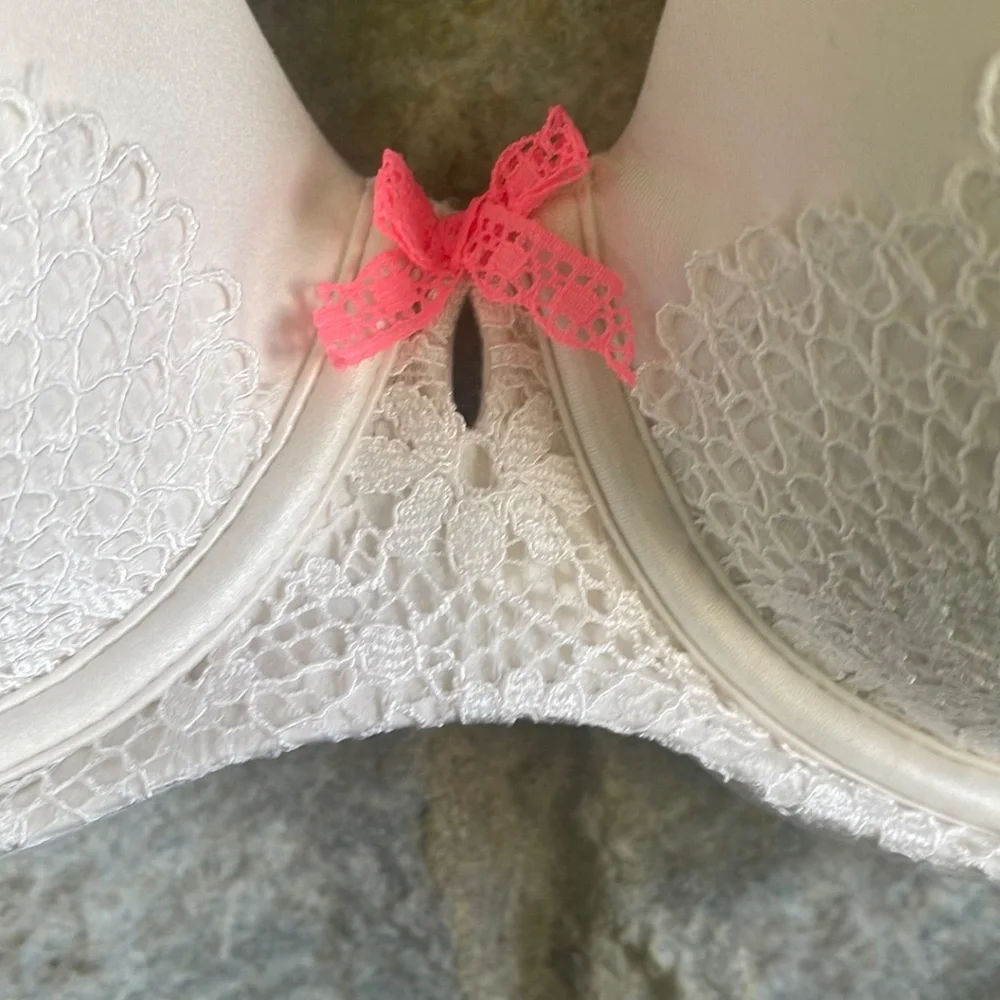 Body By Victoria Lined Demi Crochet Lace Bra Size 34DD‎